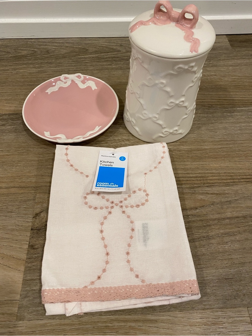 Room Essentials White Kitchen Towel with Pink Bow Embroidery